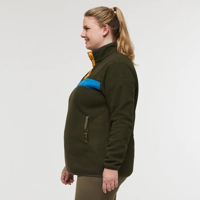 Plus size woman side view of Woman wearing Cotopaxi Teca Fleece Plus Size Pullover in Pine Tree